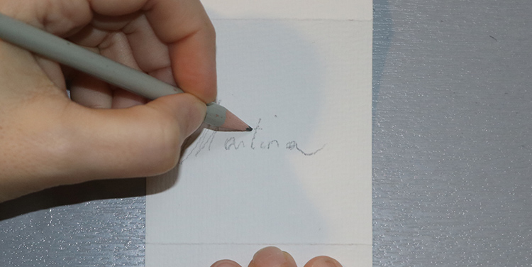 Tischkarte mit Vogel aus Draht und Nagellack