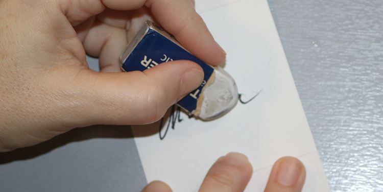 Tischkarte mit Vogel aus Draht und Nagellack