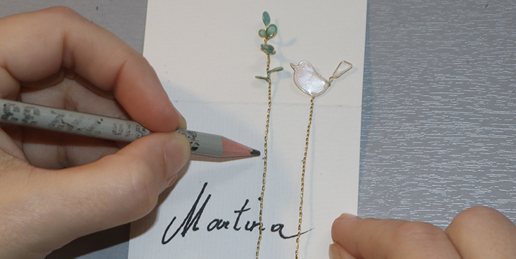 Tischkarte mit Vogel aus Draht und Nagellack