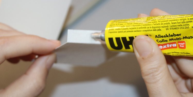 Tischkarte mit Vogel aus Draht und Nagellack