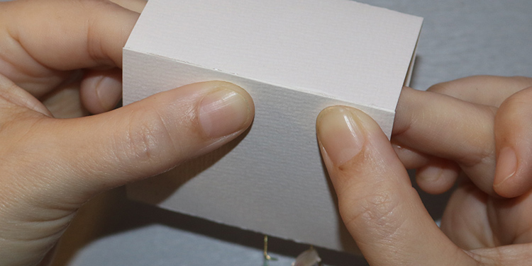 Tischkarte mit Vogel aus Draht und Nagellack