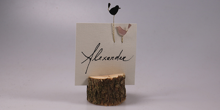 Tischkarte mit Vogel aus Draht und Nagellack