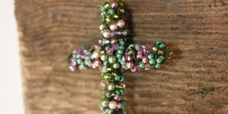 Kreuz basteln mit Perlen
