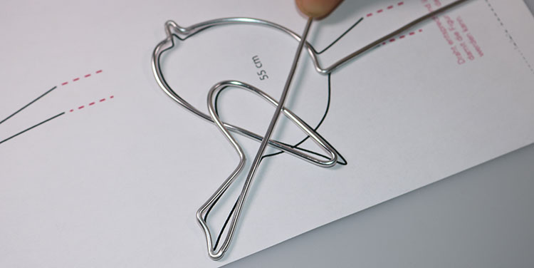 Und so entsteht Schritt für Schritt der Vogel aus Aluminiumdraht. Vogel aus Aluminiumdraht biegen