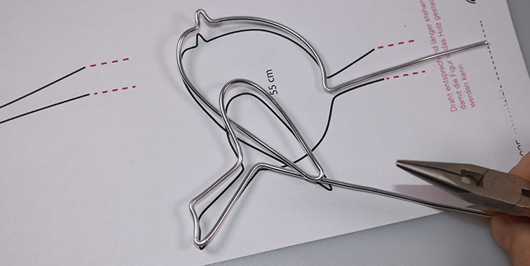 Ist die Figur fertig,... Vogel aus Aluminiumdraht biegen