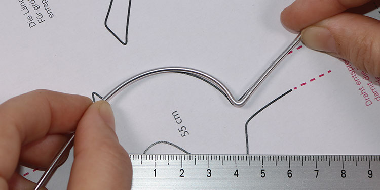 Figur Schritt für Schritt entlang der Vorlage biegen. Vogel aus Aluminiumdraht biegen