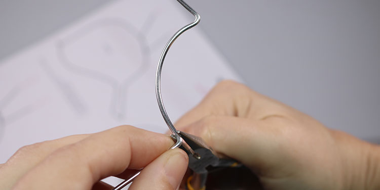 Das Biegen mit der Zange verlangt etwas Übung, gelingt aber dann recht gut. Vogel aus Aluminiumdraht biegen