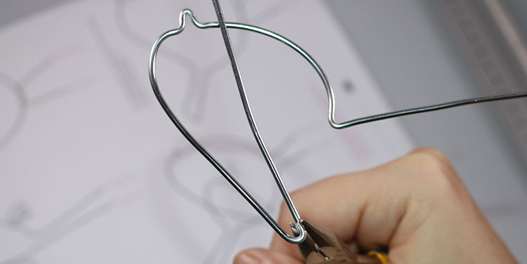 Auch der Flügel lässt sich so formen. Vogel aus Aluminiumdraht biegen