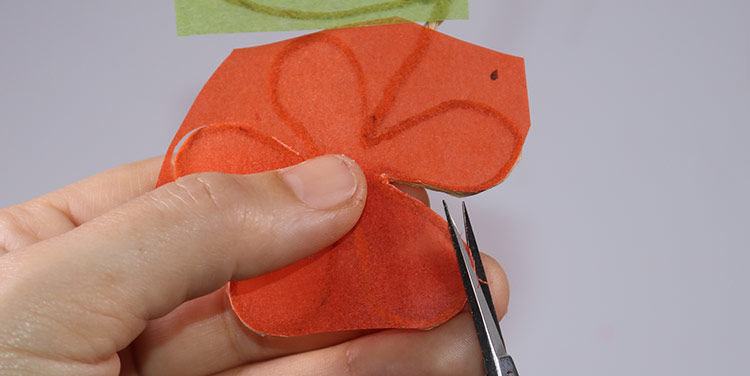 Am besten geht das mit einer scharfen Schere. Blume aus Papierdraht