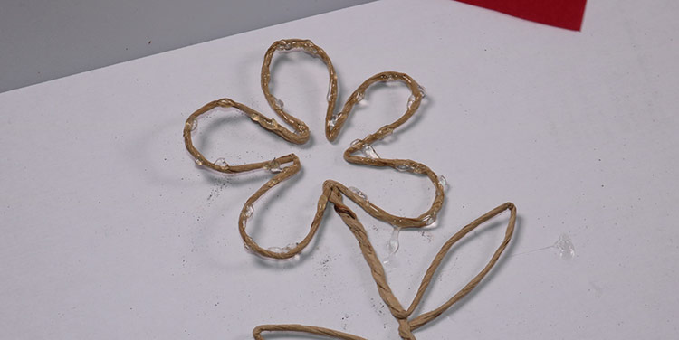 Nun einseitig Klebstoff auftragen. Blume aus Papierdraht