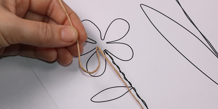 Blume mit dem Draht wie oben beschrieben nachformen. Blume aus Papierdraht