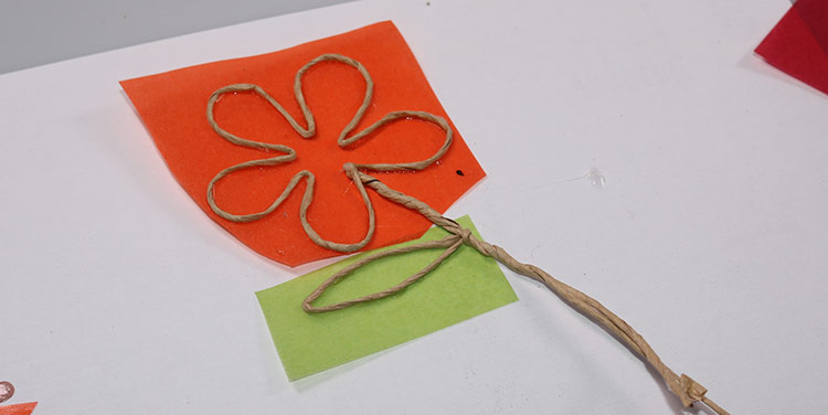 Klebstoff gut trocknen lassen. Blume aus Papierdraht