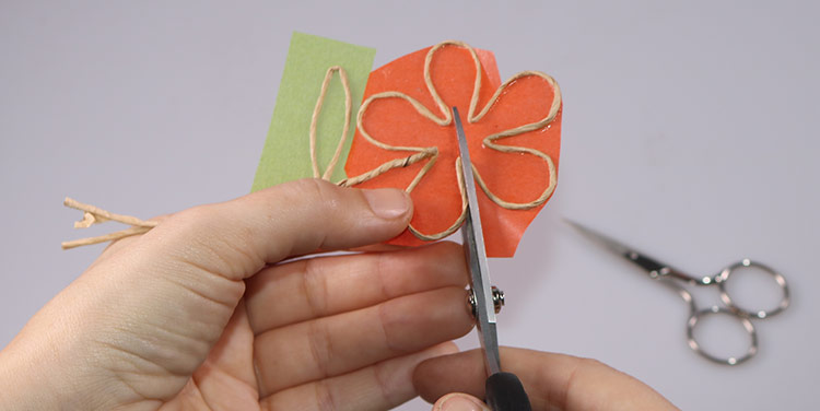 Blume nun sorgfältig entlang des Drahtes ausschneiden Blume aus Papierdraht