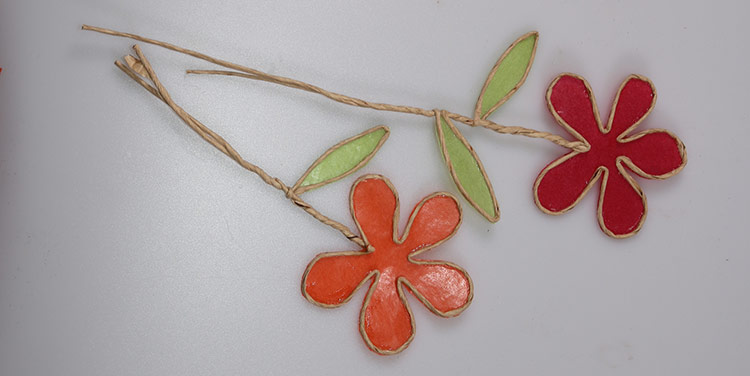 Die Blumen können nun vielseitig verwendet werden. Wer mag, bastelt noch einen Sockel. Blume aus Papierdraht