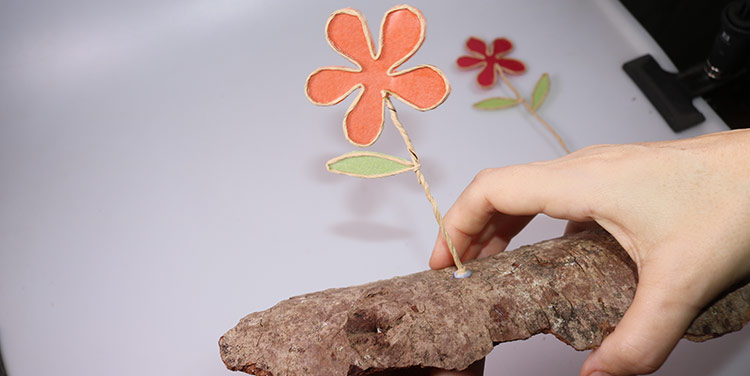 Figur mit Klebstoff im Sockel fixieren. Figuren aus Papierdraht