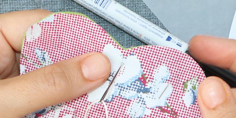 Durch beide Stofflagen durchstechen. Stoffherz zusammennähen