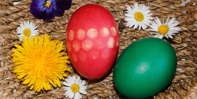Eier mit Polsterfolie färben