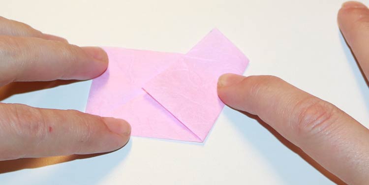 Faltbluete aus Seidenpapier