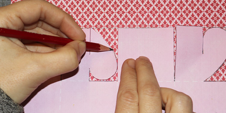 Muster auf das ausgewählte Papier übertragen. Faltschachtel mit Herz Muster abpausen