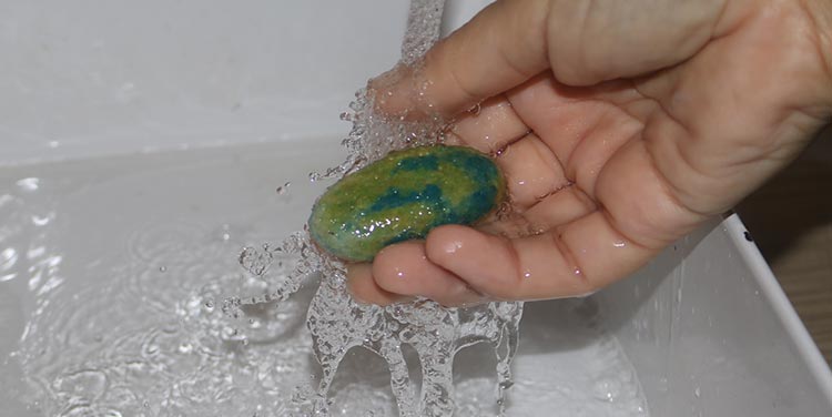 Filzkugel mit klarem Wasser ausspülen