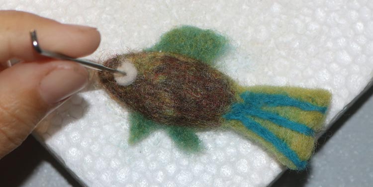 Für die Augen kleine Kügelchen anfilzen. Filz Fisch Augen anfilzen