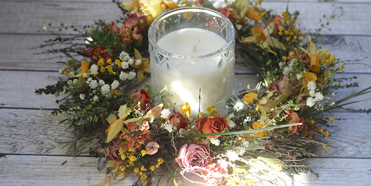 Gestalten Sie Ihren eigenen Tischschmuck! Frühjahrskranz aus Trockenblumen