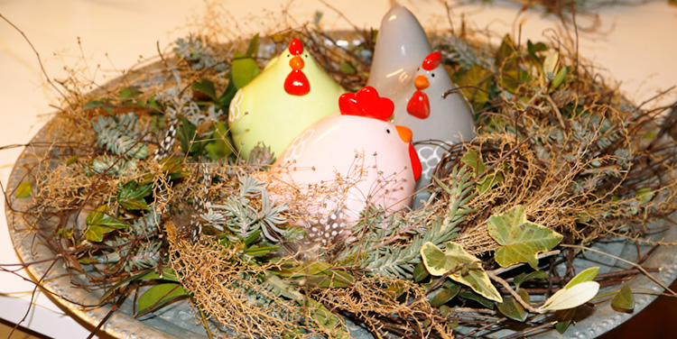 Gestalten Sie Ihren eigenen Tischschmuck! Frühjahrskranz mit Hennen