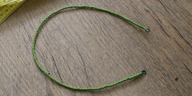 Nun kann der Reif mit Schleierkraut dekoriert werden. Haarreifen mit Floristenband umwickeln