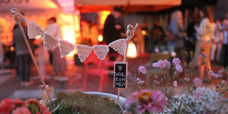 Die weiße Wimpelkette passt zu jedem Fest! Häkelanleitung Wimpelkette Sommernachtsparty