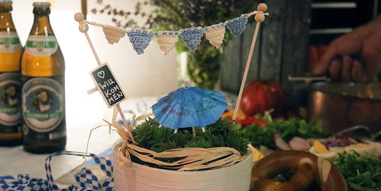 Die blau-weiße Wimpelkette passt zu jeder Oktoberfest-Party! Häkelanleitung Wimpelkette Oktoberfest