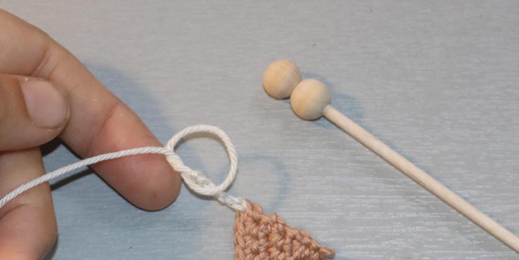 Wimpelkette wie abgebildet mit dem Steher verknoten. Häkelanleitung Wimpelkette