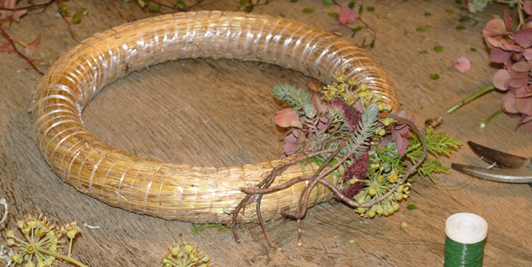 Herbstkranz binden einfach erklärt. Herbstkranz binden