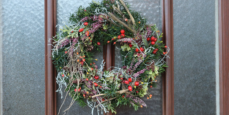 Herbstkranz mit Hagebutten und Schwemmholz Detail Herbstkranz binden Anleitung Detail