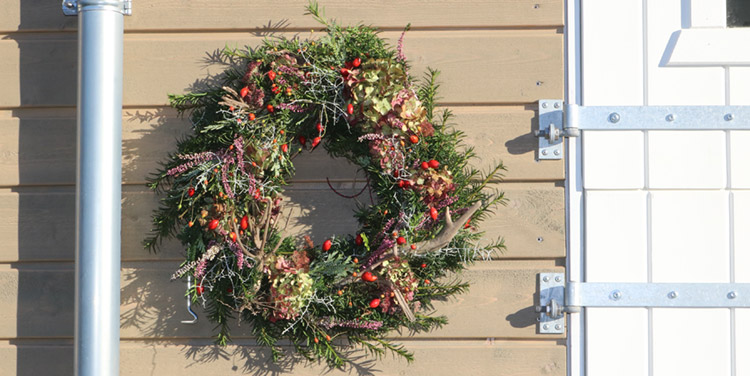 Herbstkranz mit Hagebutten und Schwemmholz Herbstkranz binden Anleitung