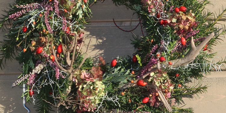 Herbstkranz mit Hagebutten und Schwemmholz Detail Herbstkranz binden Anleitung Detail