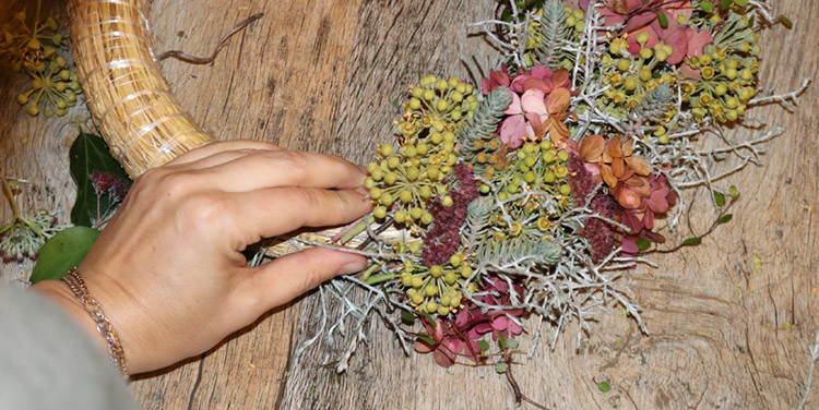 Herbstkranz binden einfach erklärt. Sommerkranz binden