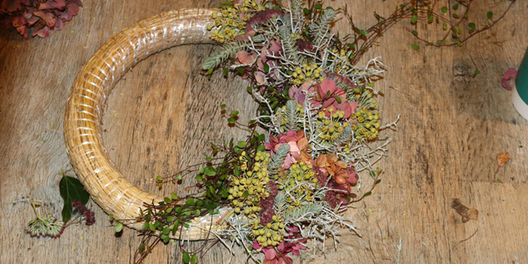 Herbstkranz binden einfach erklärt. Sommerkranz binden