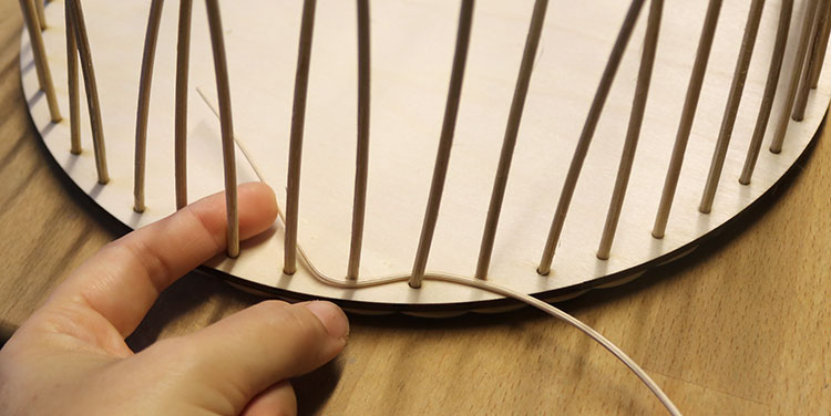 mit Peddigrohr flechten