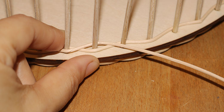 mit Peddigrohr flechten