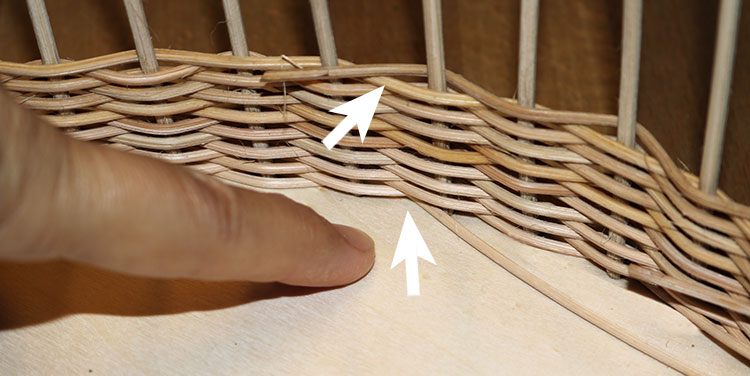 mit Peddigrohr flechten