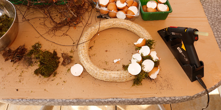 Gestalten Sie Ihren eigenen Tischschmuck aus Eiern und Moos Frühlingskranz