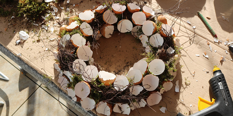 Frühlingskranz aus Eierschalen basteln Heißkleber