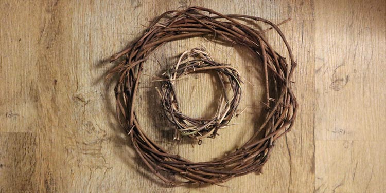 So einfach flechten Sie einen Kranz aus Ranken! Kranz aus Ranken selber machen Basteltipp