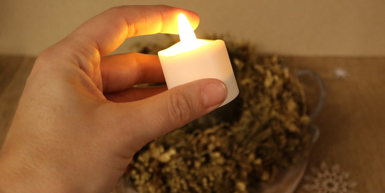 Kranz mit Goldspray besprühen