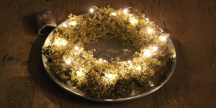 Kranz mit Goldspray besprühen