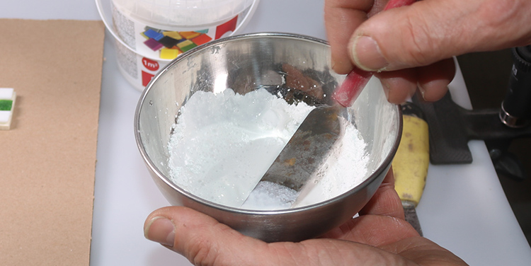 Fugenmasse glatt rühren.