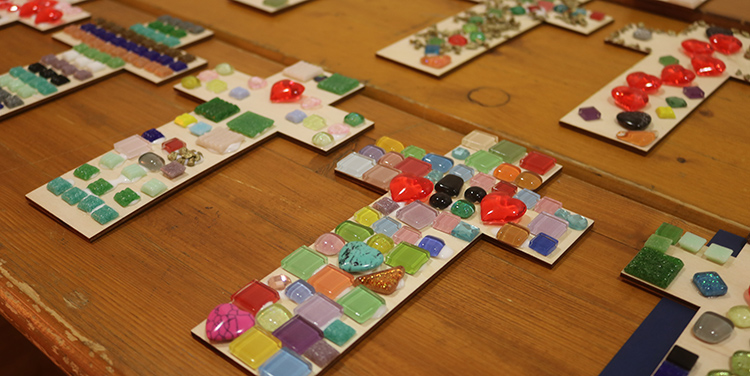 Mosaik Kreuz mit Kindern basteln