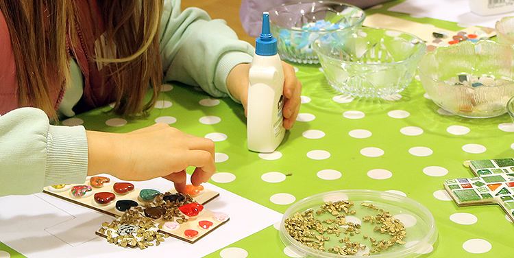 Mosaik Kreuz mit Kindern basteln