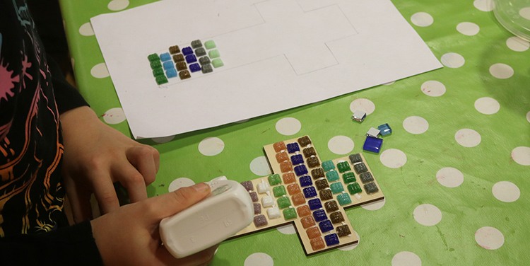 Mosaik Kreuz mit Kindern basteln