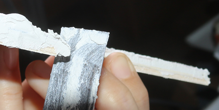 mit Fugenmasse am Rand abstreichen